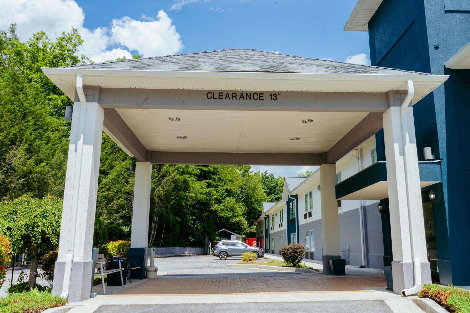 Hotel Clarion Pointe-Dillard Near Blue Ridge Mountains Extérieur photo