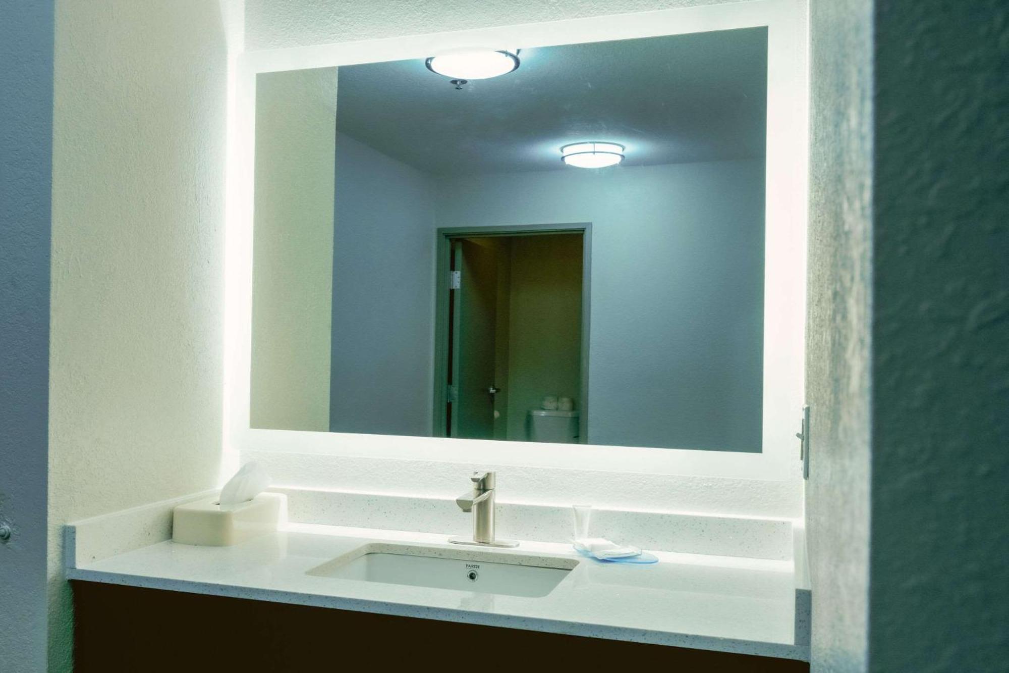 Hotel Clarion Pointe-Dillard Near Blue Ridge Mountains Extérieur photo